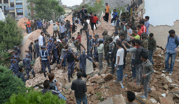지난 25일 일어난 강진으로 매몰된 사람들을 구조 중인 네팔 군. ⓒ러시아투데이 보도화면 캡쳐