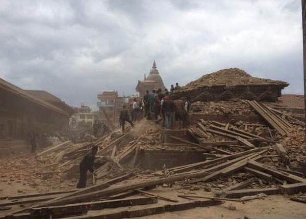 ▲ 25일의 강진으로 폐허가 된 한 유적지의 모습. 유네스코 세계문화유산으로 등록된 유적 4곳이 큰 피해를 입었다고 한다. ⓒ현지언론 보도화면 캡쳐-어스퀘이크 리포트 닷컴