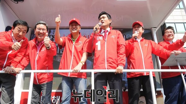 ▲ 새누리당 김성태 의원·김학용 대표비서실장·오세훈 전 서울시장·오신환 후보·김무성 대표최고위원(사진 왼쪽부터)이 26일 이동하는 유세 차량에 타고 가두연설을 하던 중 왼쪽으로 취재차량이 따라붙자 조수석을 향해 미소짓고 있다. ⓒ뉴데일리 정재훈 기자