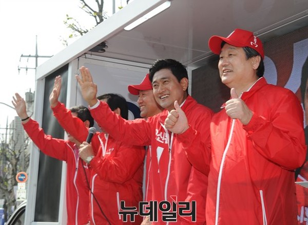 ▲ 새누리당 김무성 대표최고위원이 26일 오신환 후보의 지원 유세를 하는 와중에 기호 1번을 상징하는 엄지손가락을 치켜들고 있다. ⓒ뉴데일리 정재훈 기자
