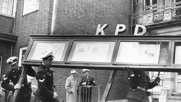 ▲ 지난 1956년 8월 서독연방헌법재판소에 의해 위헌 판결된 독일공산당의 사무실이 폐쇄되고 있다.