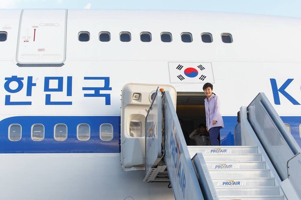 ▲ 9박 12일 간의 중남미 4개국 순방을 마치고 귀국길에 오르며 미소를 짓고 있는 박근혜 대통령. ⓒ청와대 제공