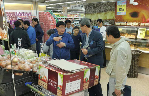 ▲ 안동시 권영세 시장(사진 중앙)이 홍콩에서 안동 농·특산물을 홍보하고 있다.ⓒ안동시 제공