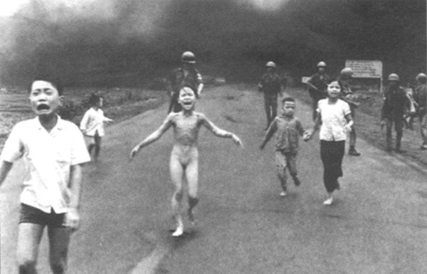 ▲ 월남 공산당 베트공에 쫓겨 피난하는 아이들.