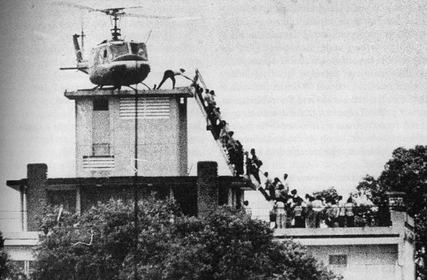 ▲ 1975년 4월 사이공에서 마지막으로 탈출하는 미군 헬기에 오르려는 사람들
