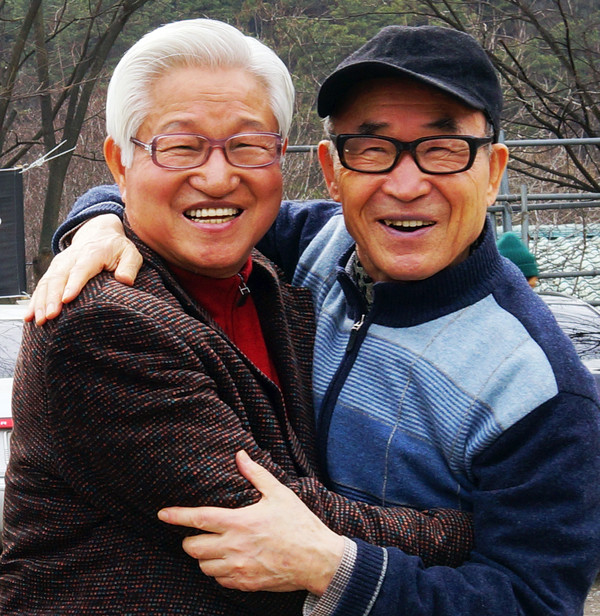 ▲ ▲수원 고은 시인 자택 부근에서 식사를 마치고 부둥켜 안은 이상희 전 장관(왼쪽)과 고은 시인ⓒ뉴데일리