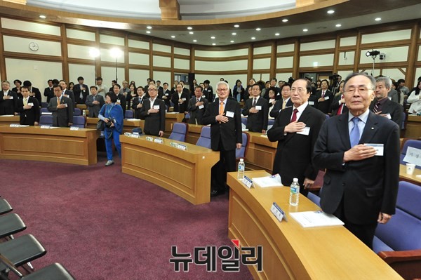 ▲ ▲수원 고은 시인 자택 부근에서 식사를 마치고 부둥켜 안은 이상희 전 장관(왼쪽)과 고은 시인ⓒ뉴데일리