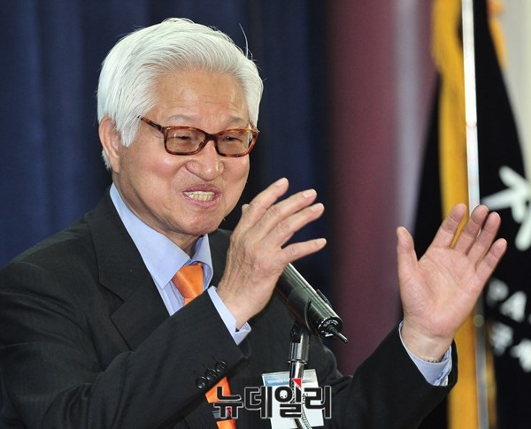 ▲ ▲수원 고은 시인 자택 부근에서 식사를 마치고 부둥켜 안은 이상희 전 장관(왼쪽)과 고은 시인ⓒ뉴데일리