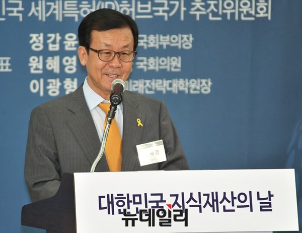 ▲ ▲수원 고은 시인 자택 부근에서 식사를 마치고 부둥켜 안은 이상희 전 장관(왼쪽)과 고은 시인ⓒ뉴데일리