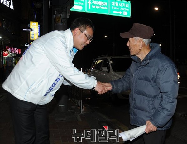 ▲ 4·29 서울 관악을 보궐선거에 나선 무소속 변희재 후보가 선거구민과 악수하고 있다. ⓒ뉴데일리 정재훈 기자