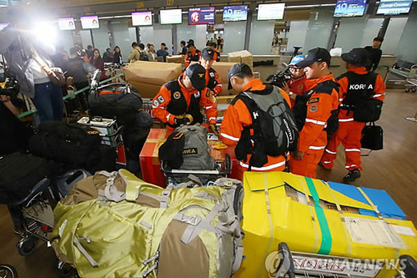 ▲ 지난 27일 민관합동 해외긴급구호협의회 회의 직후 네팔 현지로 떠나는 119 구조대원들. 이들에 이어 본진 30명은 5월 1일 현지로 떠난다. ⓒ연합뉴스. 무단전재 및 재배포 금지.