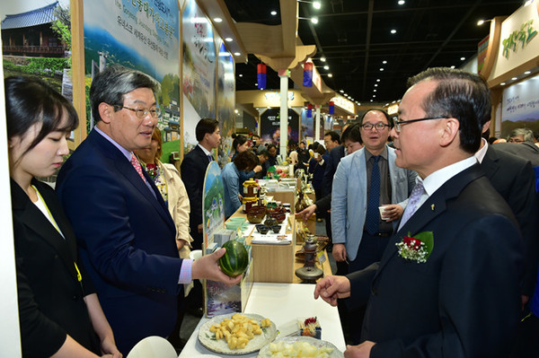 ▲ 경주 화백컨벤션센터에서 열린 제13회 대구경북국제관광박람회에서 곽용환 군수가 지역 특산물을 홍보하고 있다.ⓒ고령군 제공