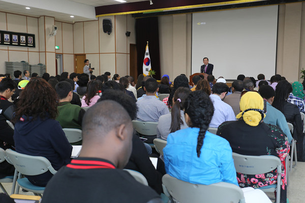 ▲ 성주군의 경제 성장의 원동력인 새마을 운동을 배우기 위해 베트남, 인도네시아, 필리핀 등 35개 개발도상국에서 온 영남대학교 박정희정책새마을대학원생 150명이 군을 방문해 참외재배동향과 클린성주, 참외생태학습원 등을 견학했다.ⓒ성주군 제공