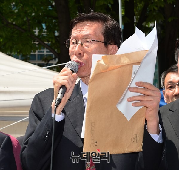 ▲ 집회 참가자가 북한인권법의 조속한 제정을 촉구하는 피켓을 목에 걸고 있다. ⓒ뉴데일리 정상윤 기자