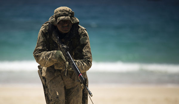 ▲ 2014년 1월 美해군과 해안침투훈련 중인 日육상자위대 대원. ⓒ美해군 연구소 소식지 캡쳐