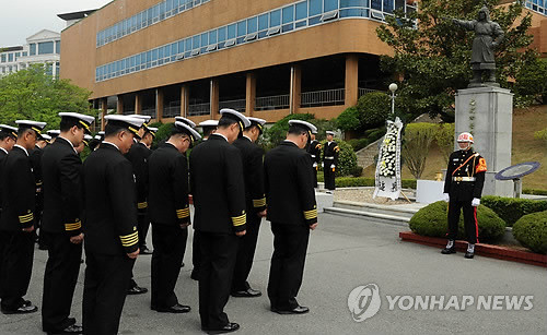 ▲ 충무공 이순신 제독 탄신 470주년인 28일 해군사관학교 직원들과 계급별 대표들이 학교 내 충무공 동상을 참배하고 있다.ⓒ연합뉴스