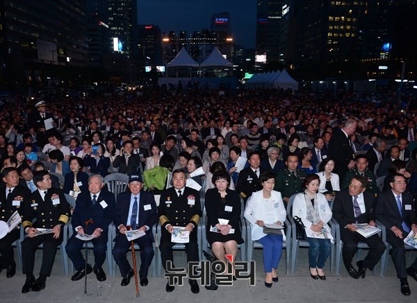 ▲ 이날 저녁 서울 광화문광장 이순신 장군 동상 앞에서는 470주년 충무공 탄신일을 기념하는 나라사랑 호국음악회가 열렸다. 행사에는 해군참모총장을 비롯한 군 관계자와 시민들이 함께 자리했다. ⓒ 뉴데일리 정상윤 기자