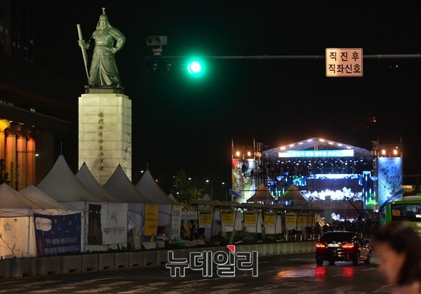 ▲ 28일 오후, 서울 광화문광장에서 충무공 탄신 470주년을 맞아 나라사랑 호국음악회가 열렸다. 음악회가 열린 이날 저녁 이순신 장군 동상 옆으로 세월호 천막들이 길게 늘어서 있다. ⓒ 뉴데일리 정상윤 기자