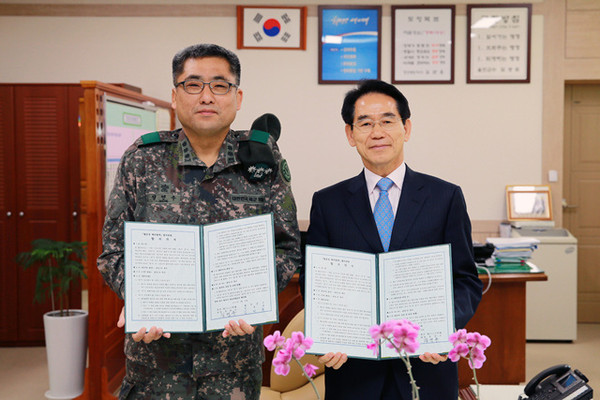 ▲ 울진군은 육군 제50사단 121연대와 관동팔경 제1경인 월송정 해안 주변에 설치된 해안철조망을 철거하는 합의각서를 체결했다.ⓒ울진군 제공