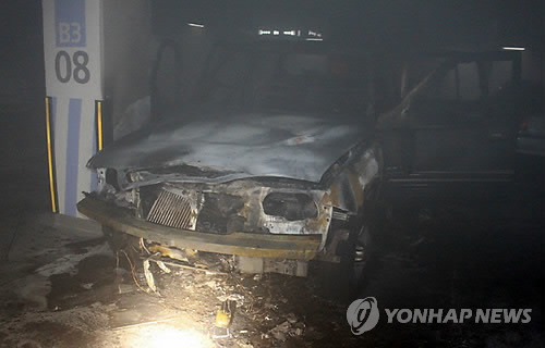 ▲ 지난 1일 운전자가 탈취제를 분사한 후 발생한 화재로 전소한 차량 ⓒ 연합뉴스