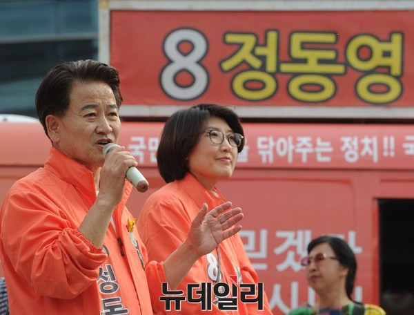 ▲ 4·29 서울 관악을 보궐선거에 출마한 국민모임 정동영 후보가 28일 미성동 세이브마트 앞에서 연설하고 있다. 오른쪽은 이행자 서울시의원. ⓒ뉴데일리 정재훈 기자