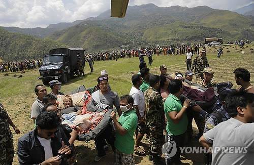 ▲ 네팔 대지진 발생 사흘째인 27일(현지시간) 바자르지역 피해 현장에서 구조대원들이 부상자들을 인도가 파견한 공군 헬기로 옮기고 있다.ⓒ연합뉴스