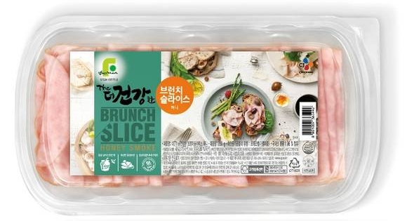 ▲ 위에서부터 농심 '우육탕면' 동아오츠카 '오로나민C' CJ제일제당 '더 건강한 브런치 슬라이스'