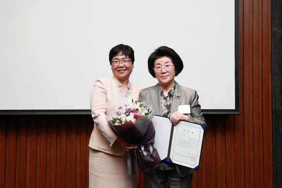 ▲ 이순남 이화여자대학교 의료원장 겸 의무부총장이 우복희 후원회장에게 위촉장을 전달하고 기념촬영을 하고 있다.ⓒ이화의료원