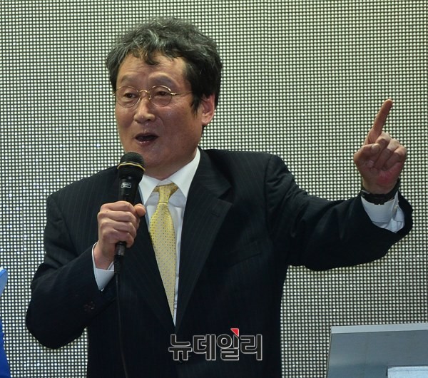 ▲ 대표적인 원외 친노 인사인 문성근 전 대표대행이 28일 도림천수변공원에서 열린 집중유세에서 노무현 대통령이 키운 인물인 정태호 후보가 사람 사는 세상을 위해 일할 수 있도록 힘을 모아달라고 당부하고 있다. ⓒ뉴데일리 정상윤 기자