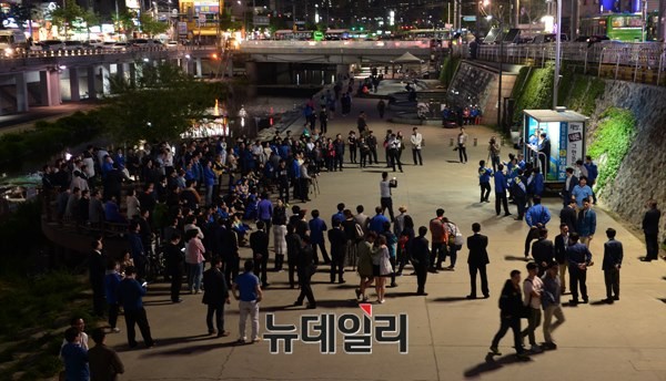 ▲ 새정치민주연합 정태호 후보가 28일 저녁 9시 30분 도림천수변공원에서 집중 유세를 시작할 무렵의 전경. 유세 차량 앞쪽으로 보행자가 지나다닐 공간이 넉넉하게 비어 있다. ⓒ뉴데일리 정상윤 기자