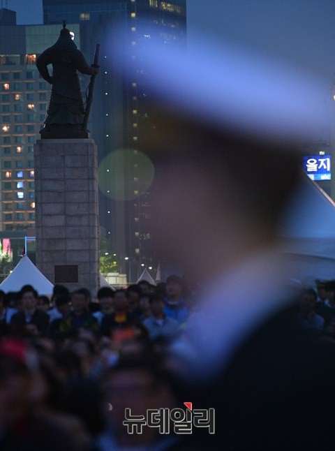 ▲ 28일 저녁 충무공 탄신 470주년과 해군 창설 70주년을 기념해 서울 광화문광장 이순신 장군 동상 앞에서 열린 나라사랑 호국음악회 도중, 일부 세월호 시위대가 행사장에 난입해 고함을 지르고 피켓시위를 벌이는 등 물의를 빚었다. ⓒ 뉴데일리 정상윤 기자