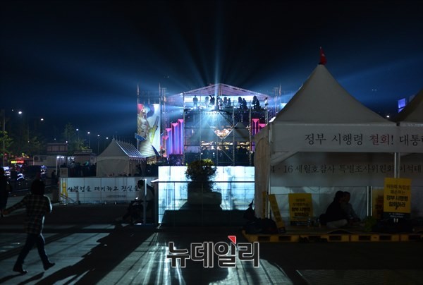 ▲ 호국음악회와 광화문 떼천막. ⓒ뉴데일리 정상윤 기자