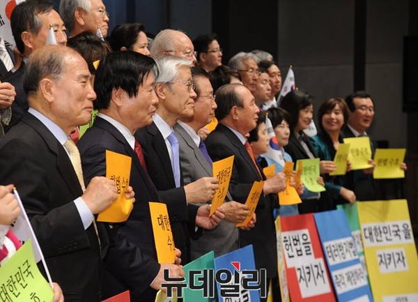 ▲ 이날 조갑제 조갑제닷컴 대표, 이옥남 바른사회시민회의 정치 실장 등 언론인과 애국시민단체 회원 100여명이 참석해 대한민국과 헌법 수호를 위한 담화를 나눴다. ⓒ 뉴데일리 정재훈 사진기자