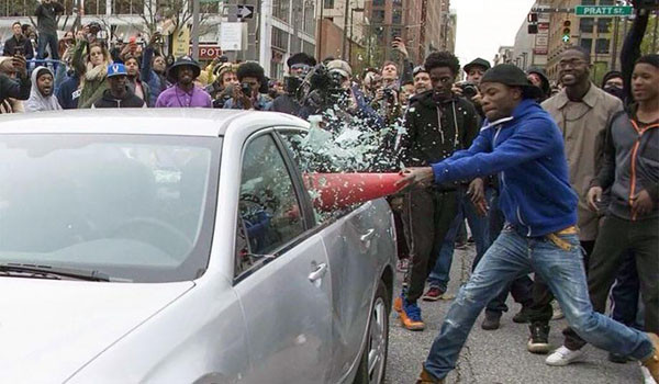 "경찰의 과잉진압에 희생당한 흑인을 추모한다"는 폭도들이 길가의 차량을 훼손하는 모습. 이런 것은 '추모제' '민주화 시위'가 아니라 '폭동'이라 부른다. ⓒ내셔널 리뷰 닷컴 화면 캡쳐