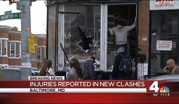 "경찰의 과잉진압에 희생당한 흑인을 추모한다"는 폭도들이 상점을 약탈하는 모습. 상점을 약탈하고 차량에 불을 지르며 행인을 공격하는 것은 '시위'나 '추모행사'가 아니라 '폭동'이라 부른다. ⓒ美NBC 보도화면 캡쳐