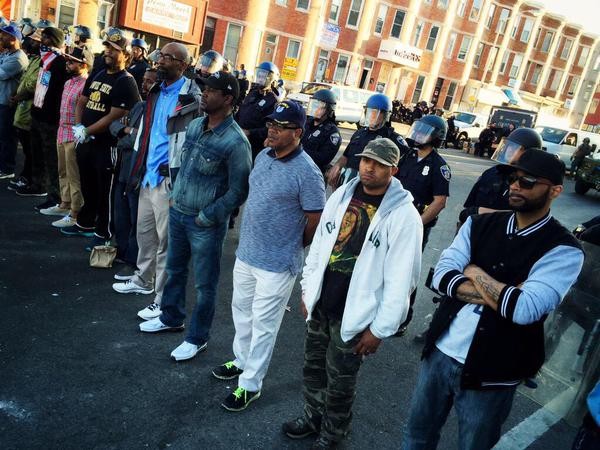 볼티모어에서 일어난 '흑인폭동'에 반발한 시민들이 경찰을 보호하기 위해 섰다고 한다. ⓒ美사진공유사이트 임구르 닷컴화면 캡쳐