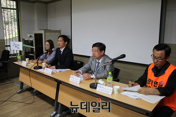 ▲ 이날 토론에는 김정록 새누리당 국회의원과 고재익 새누리당 강서구의원, 신창욱 새정치민주연합 강서구의원, 김경자 전 강서구의원, 임문주 서울시당 디지털위원회 부위원장 등을 비롯, 50여명의 강서구 주민들이 참석했다.  ⓒ강서발전시민포럼