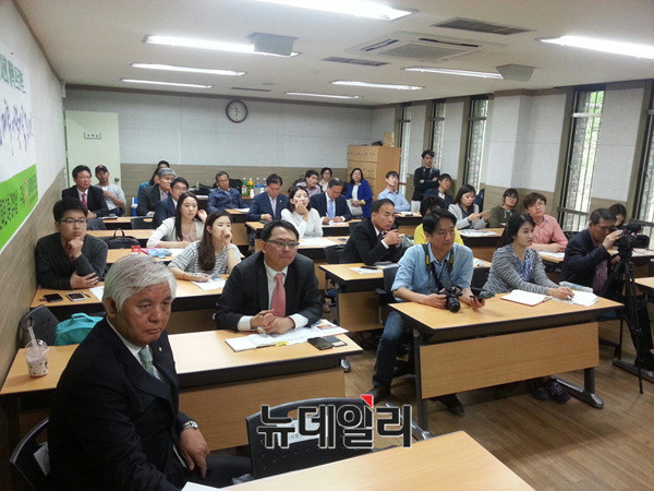 ▲ 이날 토론에는 김정록 새누리당 국회의원과 고재익 새누리당 강서구의원, 신창욱 새정치민주연합 강서구의원, 김경자 전 강서구의원, 임문주 서울시당 디지털위원회 부위원장 등을 비롯, 50여명의 강서구 주민들이 참석했다.  ⓒ강서발전시민포럼