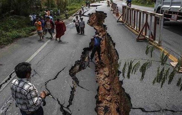 ▲ 지난 25일 일어난 네팔 대지진은 네팔의 사회 인프라도 모두 무너뜨렸다. 사진은 갈라져 통행이 불가능해진 도로. ⓒ인도 뉴델리 TV 보도화면 캡쳐