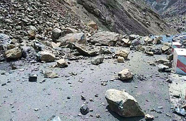 ▲ 네팔 대지진으로 끊어진 산악도로. 이런 인프라의 붕괴 때문에 네팔 재건의 앞날은 더욱 어둡다. ⓒ美디스커버리 채널 뉴스 화면 캡쳐