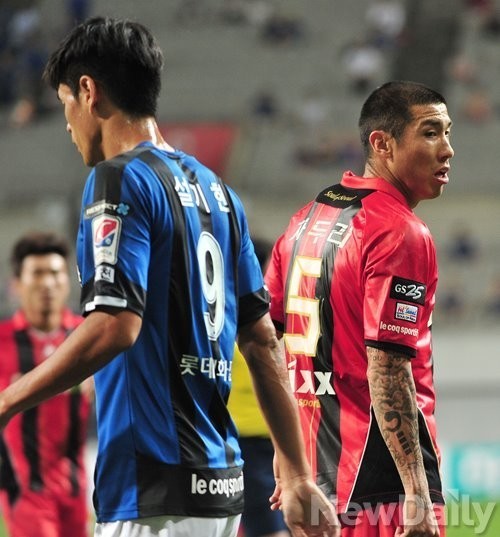 ▲ 프로축구 자료사진. 오른쪽은 FC서울의 차두리고 왼쪽은 올 시즌을 앞두고 인천 유나이티드에서 은퇴한 설기현 선수다.ⓒ뉴데일리
