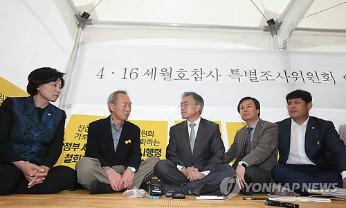 ▲ 새정치민주연합 문재인 대표(가운데)가 29일 서울 종로구 광화문 광장에서 농성 중인 세월호 특별조사위원회 이석태 위원장(왼쪽 두번째)과 면담하고 있다.ⓒ연합뉴스