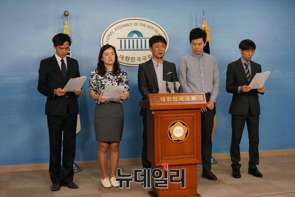 ▲ 29일 국회 정론관에서 5개 청년단체 대표단이 공무원연금개혁의 조속한 통과를 촉구하는 기자회견을 가졌다. 사진은 (왼쪽부터) 청년지식인포럼StoryK(대표 이종철),  청년이여는미래(대표 신보라), 청년이만드는세상(공동대표 조승수), 한국대학생포럼(부회장 권동한), 대한민국청년대학생연합(대표 김동근)ⓒ뉴데일리