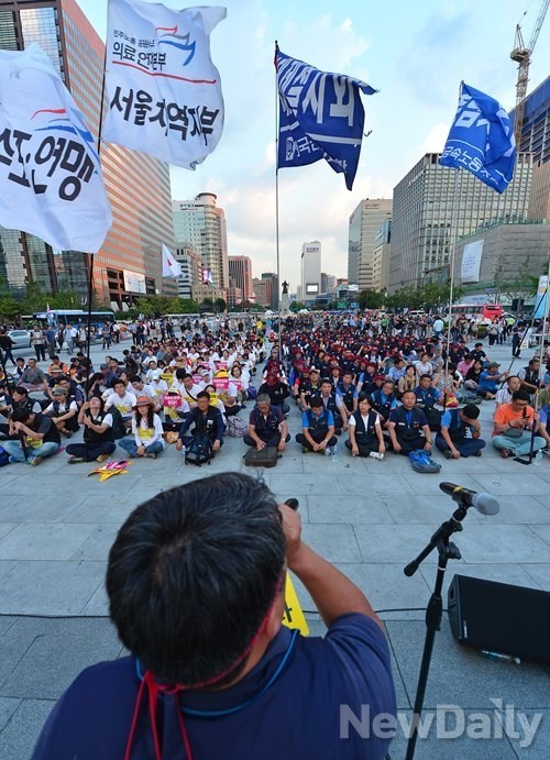 ▲ 민노총과 전국공무원노조는 정부의 노동시장 개방 및 공무원연금 개혁 중단을 요구하며 지난 24일부터 일제 총파업에 돌입했다. ⓒ뉴데일리DB