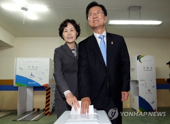 ▲ 광주 서구을 보궐선거에서 당선이 확실시되는 무소속 천정배 후보가 지난 24일 사전투표를 하고 있다. ⓒ연합뉴스 사진DB