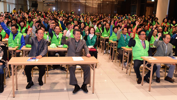 ▲ 중앙, 이창희 시장이 자연보호회원들과 함께하고 있다