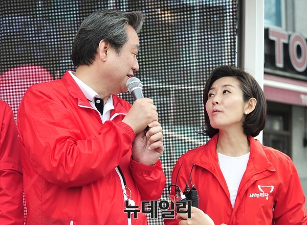 ▲ 김무성 새누리당 대표가 관악을 선거유세에 동참한 나경원 의원과 이야기를 나누고 있다. ⓒ 뉴데일리 이종현 사진기자