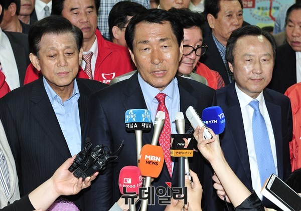 ▲ 4.29 재보선 인천 서구·강화을에서 당선된 안상수 새누리당 후보가 29일 인천 강화 선거사무소에서 당선소감을 말하고 있다. ⓒ뉴데일리 이종현 기자