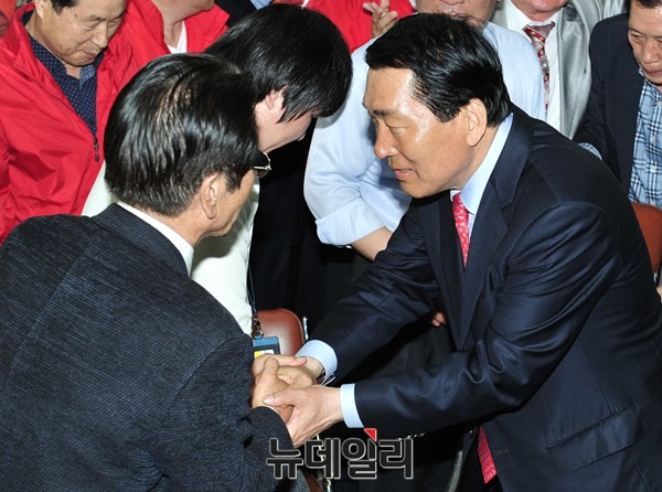 ▲ 4.29 재보선 인천 서구·강화을에서 당선된 안상수 새누리당 후보가 29일 인천 강화 선거사무소에서 지지자들과 악수를 나누고 있다. ⓒ뉴데일리 이종현 기자