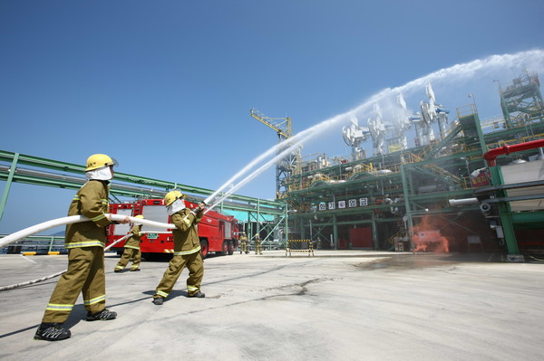 한국가스공사 직원들이 28일 생산기지에서 화재훈련을 하고 있다.ⓒ한국가스공사 제공